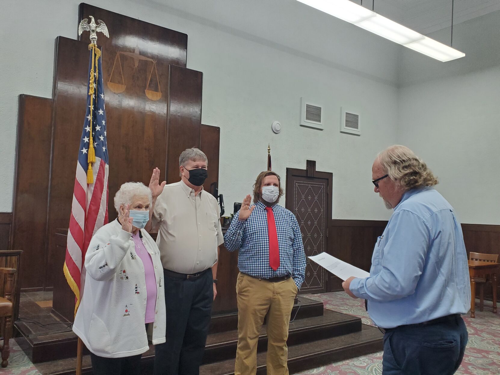Vinton County Court Judge Jeffrey Griffith swears in McArthur council members